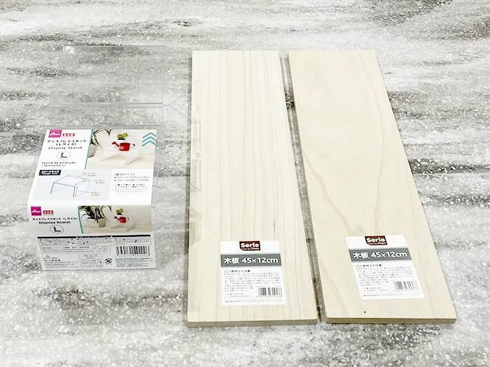 100均の『コの字型スタンド』と木板で？　作ったモノに「こういうの部屋に欲しかった」【簡単DIY】