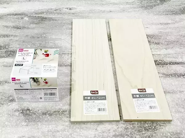 「100均の『コの字型スタンド』と木板で？　作ったモノに「こういうの部屋に欲しかった」【簡単DIY】」の画像