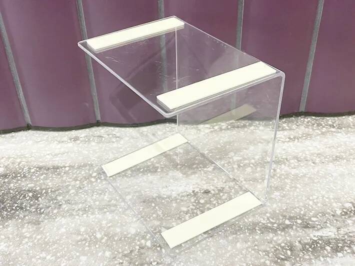 100均の『コの字型スタンド』と木板で？　作ったモノに「こういうの部屋に欲しかった」【簡単DIY】