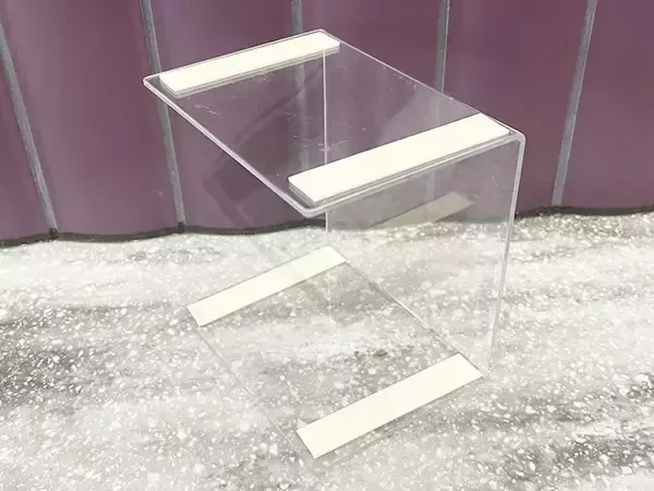 「100均の『コの字型スタンド』と木板で？　作ったモノに「こういうの部屋に欲しかった」【簡単DIY】」の画像