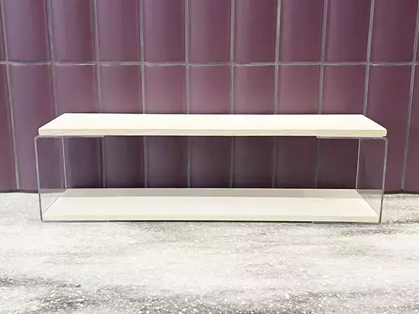 「100均の『コの字型スタンド』と木板で？　作ったモノに「こういうの部屋に欲しかった」【簡単DIY】」の画像