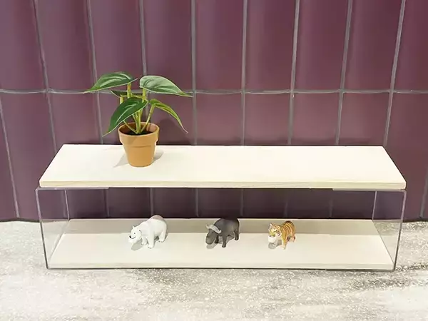 「100均の『コの字型スタンド』と木板で？　作ったモノに「こういうの部屋に欲しかった」【簡単DIY】」の画像