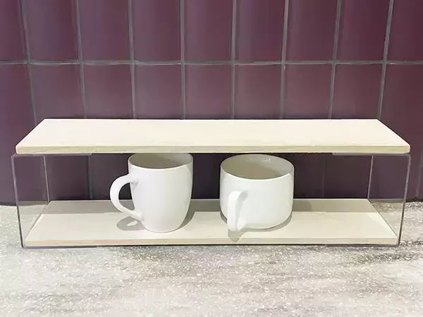 「100均の『コの字型スタンド』と木板で？　作ったモノに「こういうの部屋に欲しかった」【簡単DIY】」の画像