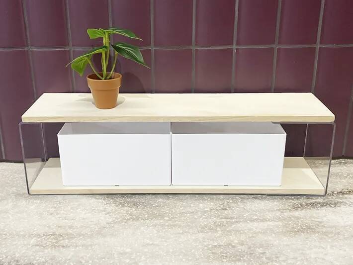 100均の『コの字型スタンド』と木板で？　作ったモノに「こういうの部屋に欲しかった」【簡単DIY】