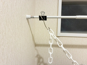 トイレの壁に『ダイソーのチェーン』を吊るすと？　狭いトイレの収納力がアップする簡単テク