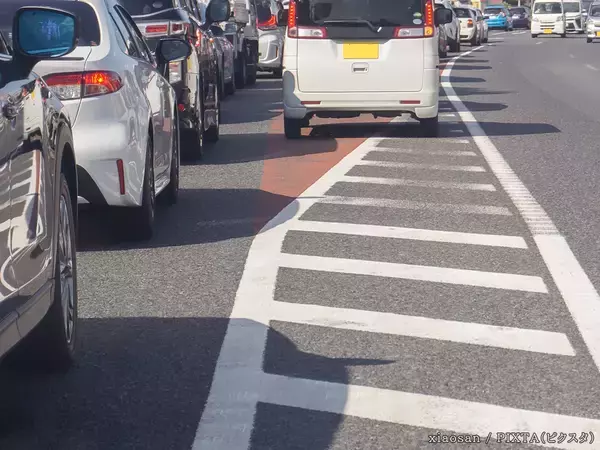 「入っちゃダメなんだっけ…」道路にある『ゼブラゾーン』は通行してもいいの？　弁護士に聞いた！