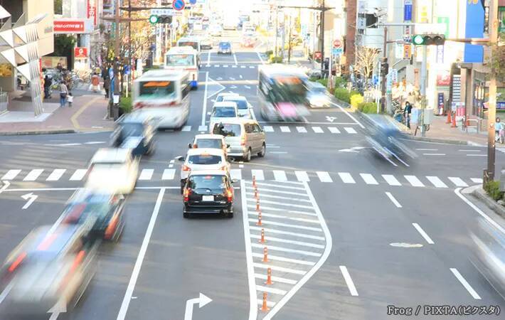 「入っちゃダメなんだっけ…」道路にある『ゼブラゾーン』は通行してもいいの？　弁護士に聞いた！