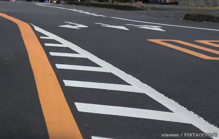 「入っちゃダメなんだっけ…」道路にある『ゼブラゾーン』は通行してもいいの？　弁護士に聞いた！