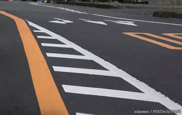 「「入っちゃダメなんだっけ…」道路にある『ゼブラゾーン』は通行してもいいの？　弁護士に聞いた！」の画像