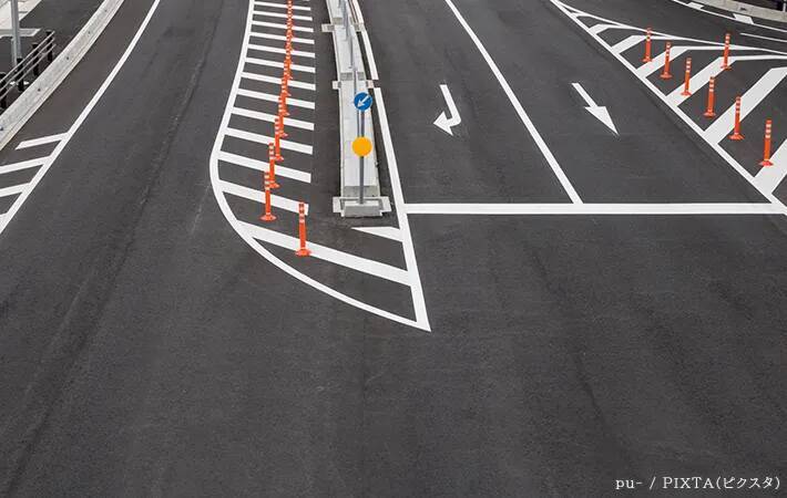 「入っちゃダメなんだっけ…」道路にある『ゼブラゾーン』は通行してもいいの？　弁護士に聞いた！