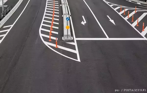 「「入っちゃダメなんだっけ…」道路にある『ゼブラゾーン』は通行してもいいの？　弁護士に聞いた！」の画像