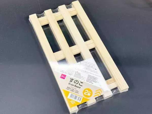 “壁に穴をあけたくない”問題を解決！100均材料3つで作れる棚が優秀すぎる
