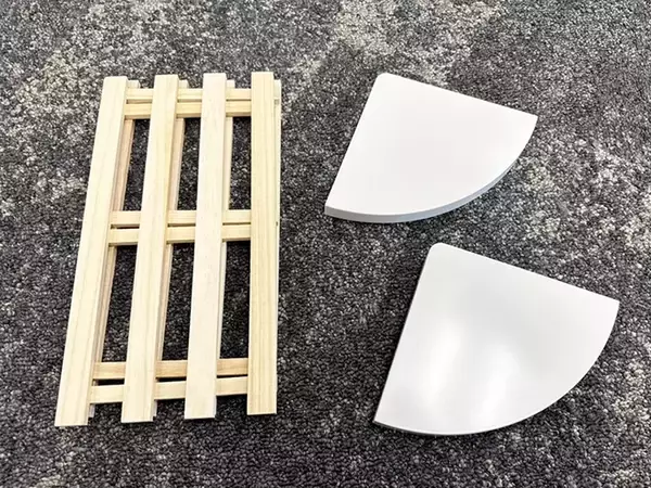 「“壁に穴をあけたくない”問題を解決！100均材料3つで作れる棚が優秀すぎる」の画像