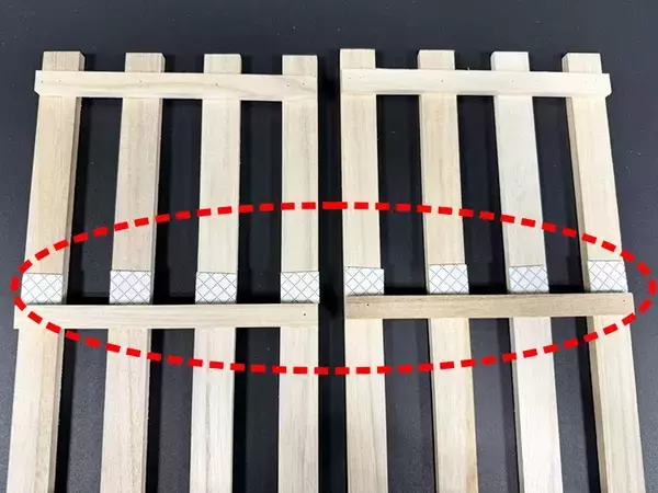「“壁に穴をあけたくない”問題を解決！100均材料3つで作れる棚が優秀すぎる」の画像