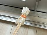 「割り箸×キッチンペーパーで掃除アイテムに！　30秒で試せる裏ワザが「実用的！」」の画像1