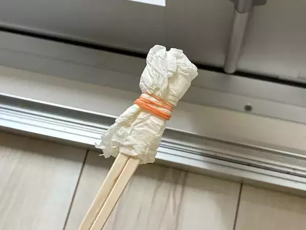 割り箸×キッチンペーパーで掃除アイテムに！　30秒で試せる裏ワザが「実用的！」