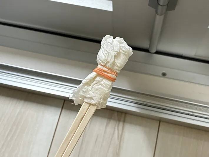 割り箸×キッチンペーパーで掃除アイテムに！　30秒で試せる裏ワザが「実用的！」