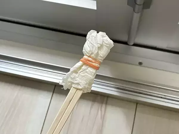 「割り箸×キッチンペーパーで掃除アイテムに！　30秒で試せる裏ワザが「実用的！」」の画像