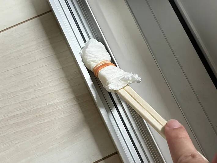 割り箸×キッチンペーパーで掃除アイテムに！　30秒で試せる裏ワザが「実用的！」