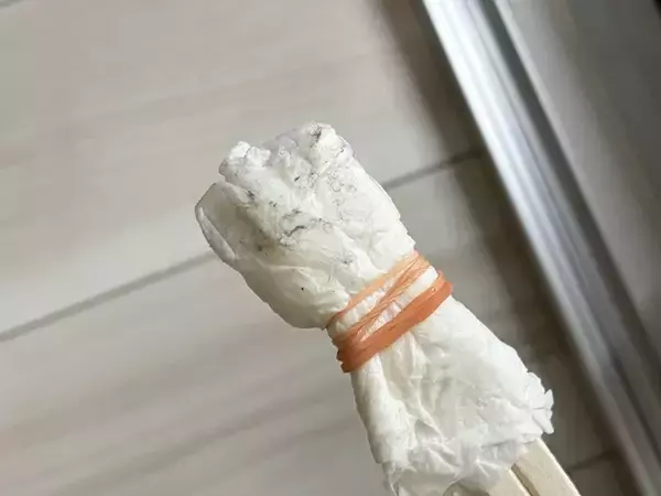 「割り箸×キッチンペーパーで掃除アイテムに！　30秒で試せる裏ワザが「実用的！」」の画像
