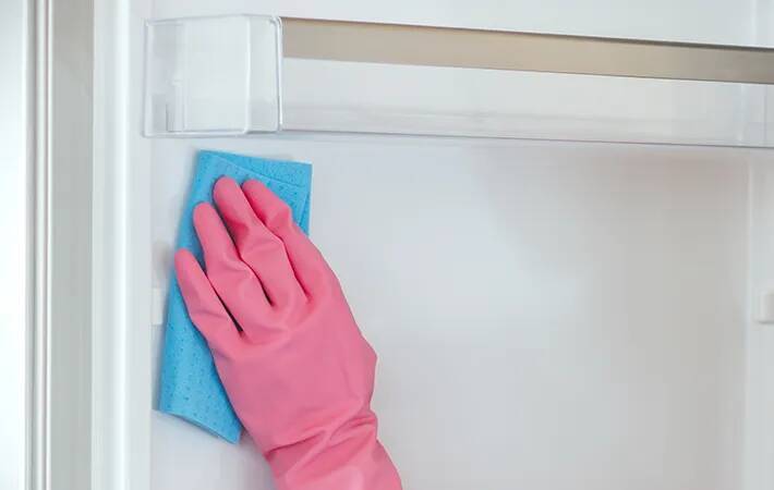 わずかな隙間で冷気がダダ漏れ！　冷蔵庫のドアが閉まらなくなる“NGな収納”とは？