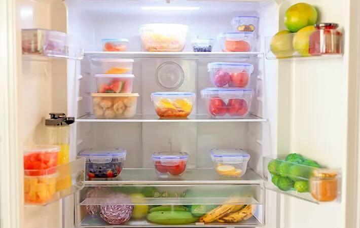 わずかな隙間で冷気がダダ漏れ！　冷蔵庫のドアが閉まらなくなる“NGな収納”とは？