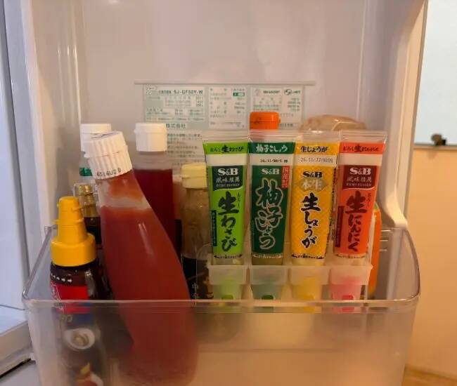 チューブ薬味は横に寝かせません！　ダイソーの収納術に「その手があったか」