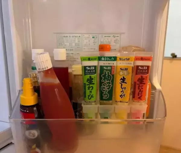 「チューブ薬味は横に寝かせません！　ダイソーの収納術に「その手があったか」」の画像