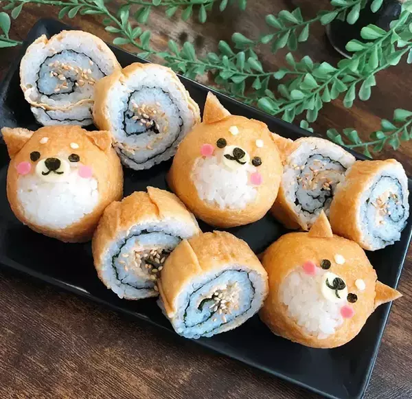「ご飯といなりあげで作ったのは…　かわいすぎる柴犬おにぎりに「これは食べられない！」」の画像
