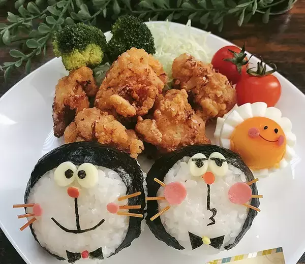 「ご飯といなりあげで作ったのは…　かわいすぎる柴犬おにぎりに「これは食べられない！」」の画像