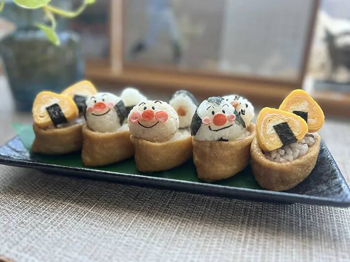 ご飯といなりあげで作ったのは…　かわいすぎる柴犬おにぎりに「これは食べられない！」