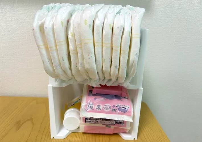 狭い玄関の収納力アップ！　ダイソーが教える『積み重ねできるラック』の活用アイデア【3選】