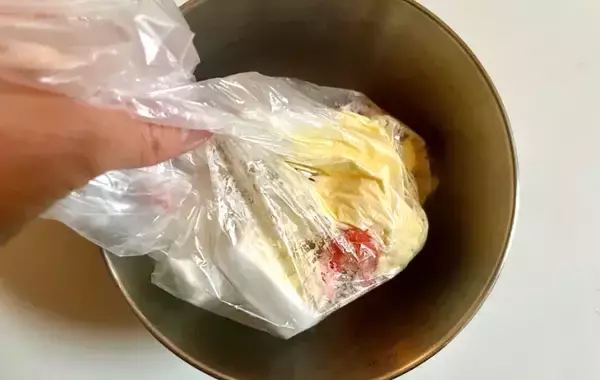 「カニカマと一緒にポリ袋に入れたのは？　調理10分“簡単”おかず【レシピ】」の画像