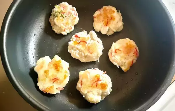 「カニカマと一緒にポリ袋に入れたのは？　調理10分“簡単”おかず【レシピ】」の画像