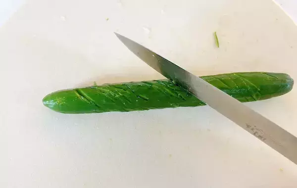 「「暑い日にちょうどいい副菜」と夫に好評！　叩いたキュウリと混ぜたのは…」の画像