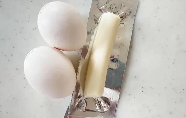 思春期息子から「よく思いついたね」と好評！　玉子焼きに『1本』のせるだけのひらめきアレンジ