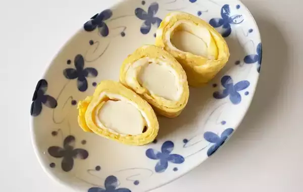 「思春期息子から「よく思いついたね」と好評！　玉子焼きに『1本』のせるだけのひらめきアレンジ」の画像