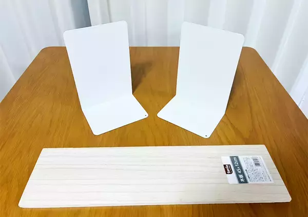 「『100均の木板』にブックエンドを貼ったら「物がスッキリ片づいた！」　3分でできる簡単DIYがこちら」の画像