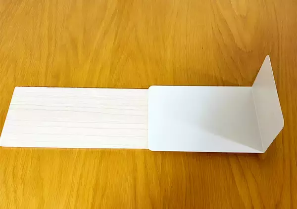 「『100均の木板』にブックエンドを貼ったら「物がスッキリ片づいた！」　3分でできる簡単DIYがこちら」の画像