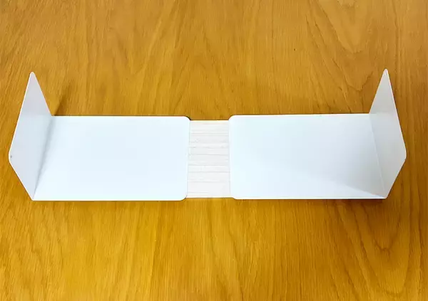 「『100均の木板』にブックエンドを貼ったら「物がスッキリ片づいた！」　3分でできる簡単DIYがこちら」の画像