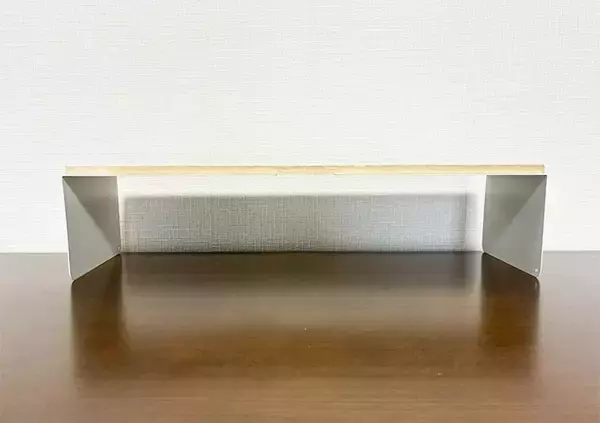 「『100均の木板』にブックエンドを貼ったら「物がスッキリ片づいた！」　3分でできる簡単DIYがこちら」の画像