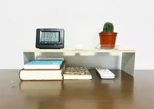 「『100均の木板』にブックエンドを貼ったら「物がスッキリ片づいた！」　3分でできる簡単DIYがこちら」の画像