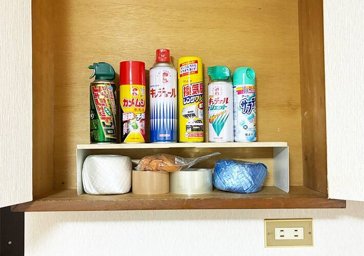 『100均の木板』にブックエンドを貼ったら「物がスッキリ片づいた！」　3分でできる簡単DIYがこちら