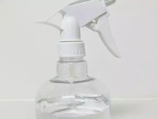 ダイソー『アルカリ電解水』の意外な使い方　家中のべたつきを1本で解決する裏技【掃除テク4選】