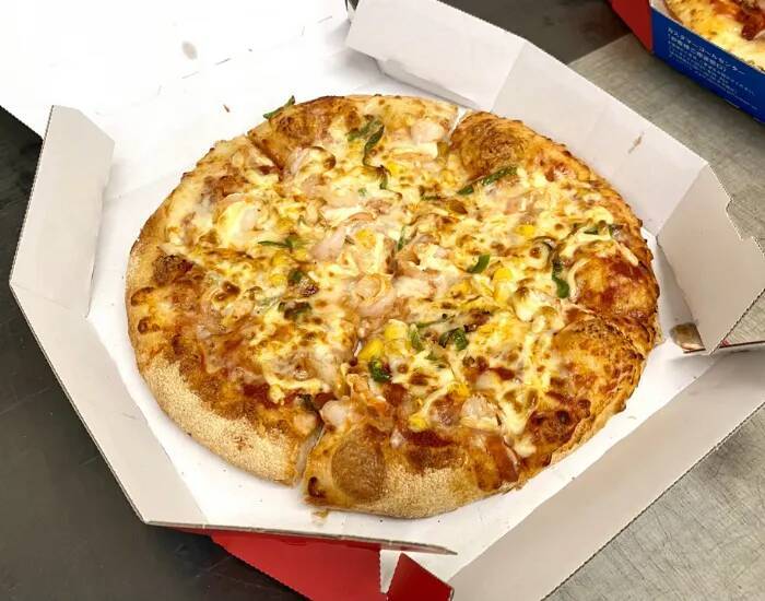 かさばるピザ箱は『水』で濡らすだけ！　面倒なゴミ出しのストレスが解消【処分テク4選】