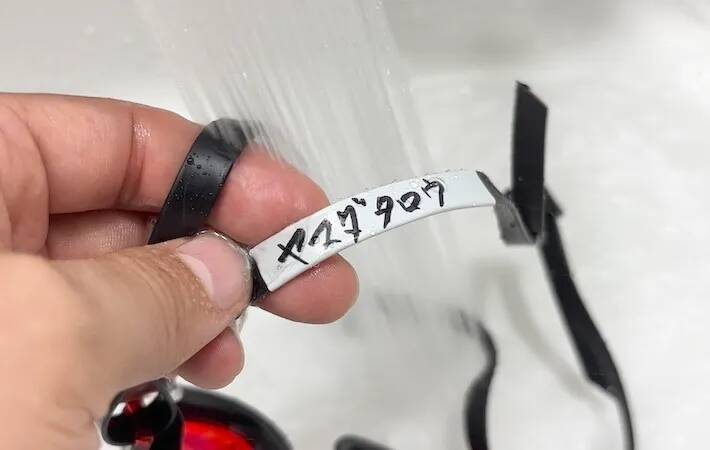 油性ペンで直書き、もうしない！　プール用品の名前書きに役立つ「身近なアイテム」とは