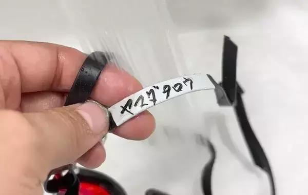 「油性ペンで直書き、もうしない！　プール用品の名前書きに役立つ「身近なアイテム」とは」の画像