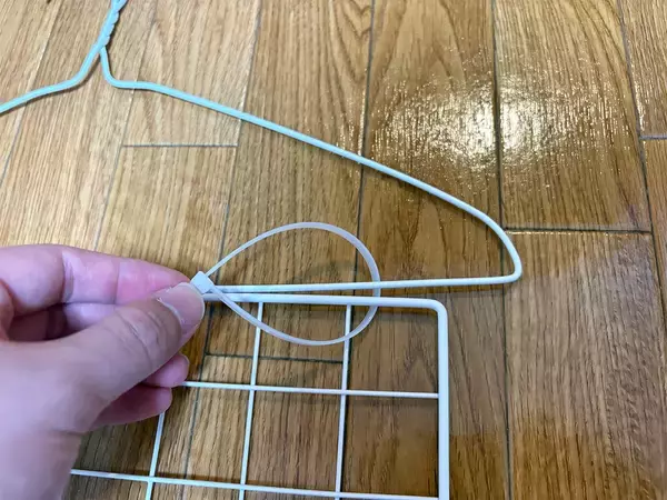 玄関にワイヤーネットを吊るすと？　1分で作れる収納アイテムに「これは嬉しい」