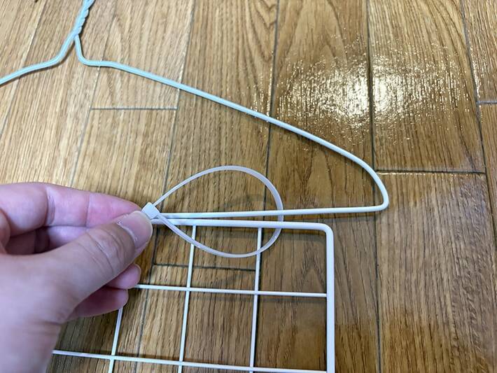 玄関にワイヤーネットを吊るすと？　1分で作れる収納アイテムに「これは嬉しい」