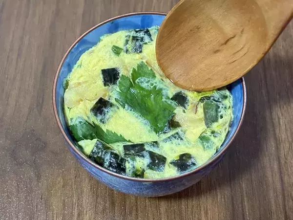 「使う食材は卵と『お吸い物』のみ！　寒い時期にピッタリな『レンチンレシピ』が…」の画像